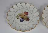 Meissen (1708),  - Par de pratos de porcelana alemã de Meissen, parte central decorado com frutos em policromia, borda em gomos retorcidos com frisos dourados. Marcas da