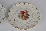 Meissen (1708),  - Par de pratos de porcelana alemã de Meissen, parte central decorado com frutos em policromia, borda em gomos retorcidos com frisos dourados. Marcas da