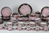 Serviço para chá e café de porcelana "casca de ... - Serviço para chá e café de porcelana "casca de ovo" japonesa, decoradas com pagodes em policromia sobre fundo cor de rosa, realces dourados, com...