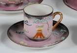 Serviço para chá e café de porcelana "casca de ... - Serviço para chá e café de porcelana "casca de ovo" japonesa, decoradas com pagodes em policromia sobre fundo cor de rosa, realces dourados, com...