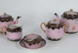 Serviço para chá e café de porcelana "casca de ... - Serviço para chá e café de porcelana "casca de ovo" japonesa, decoradas com pagodes em policromia sobre fundo cor de rosa, realces dourados, com...