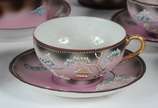Serviço para chá e café de porcelana "casca de ... - Serviço para chá e café de porcelana "casca de ovo" japonesa, decoradas com pagodes em policromia sobre fundo cor de rosa, realces dourados, com...