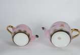 Serviço para chá e café de porcelana "casca de ... - Serviço para chá e café de porcelana "casca de ovo" japonesa, decoradas com pagodes em policromia sobre fundo cor de rosa, realces dourados, com...