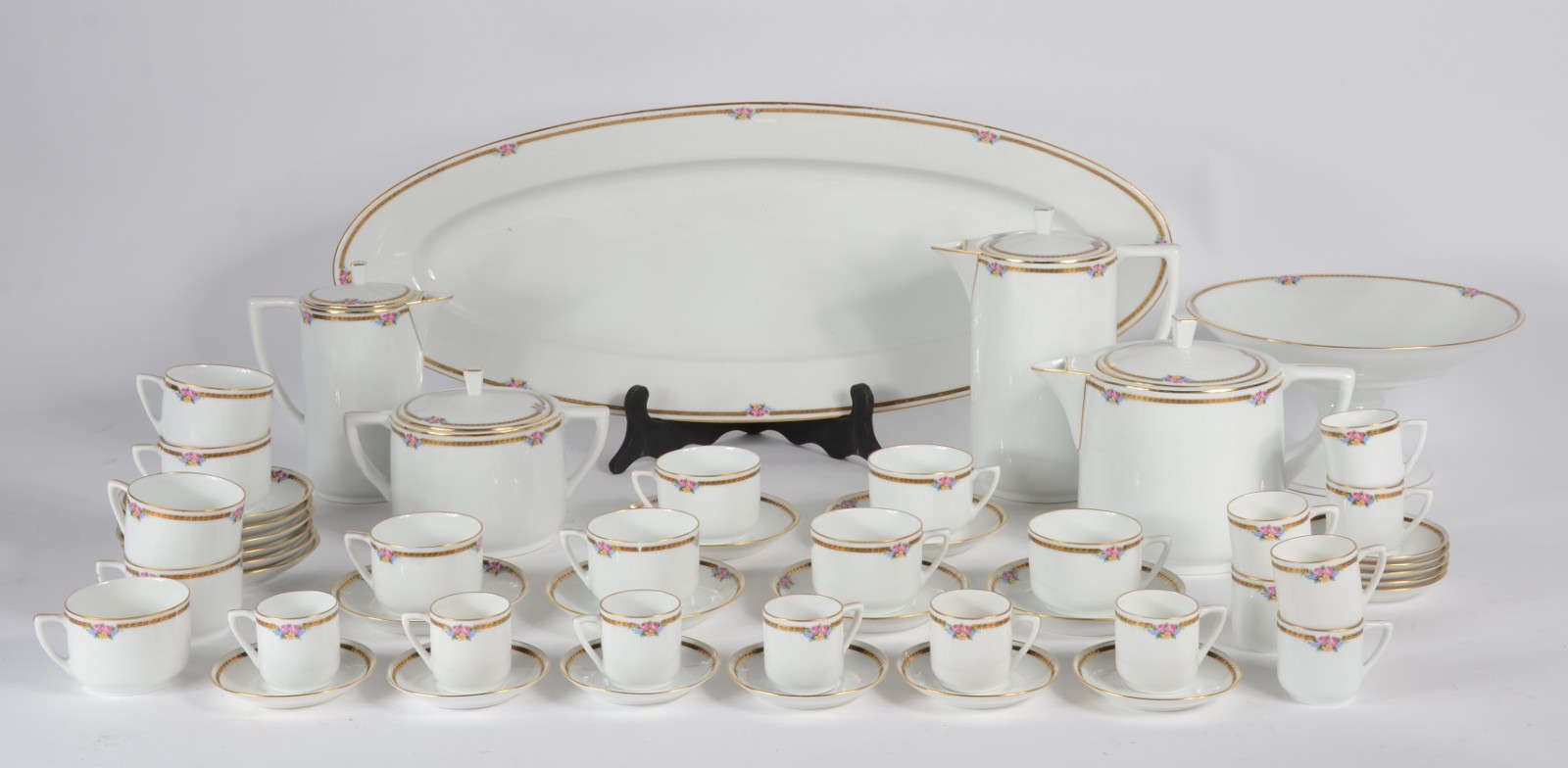 Serviço para chá e café de porcelana alemã, branca com frisos... - foto 1 de 8