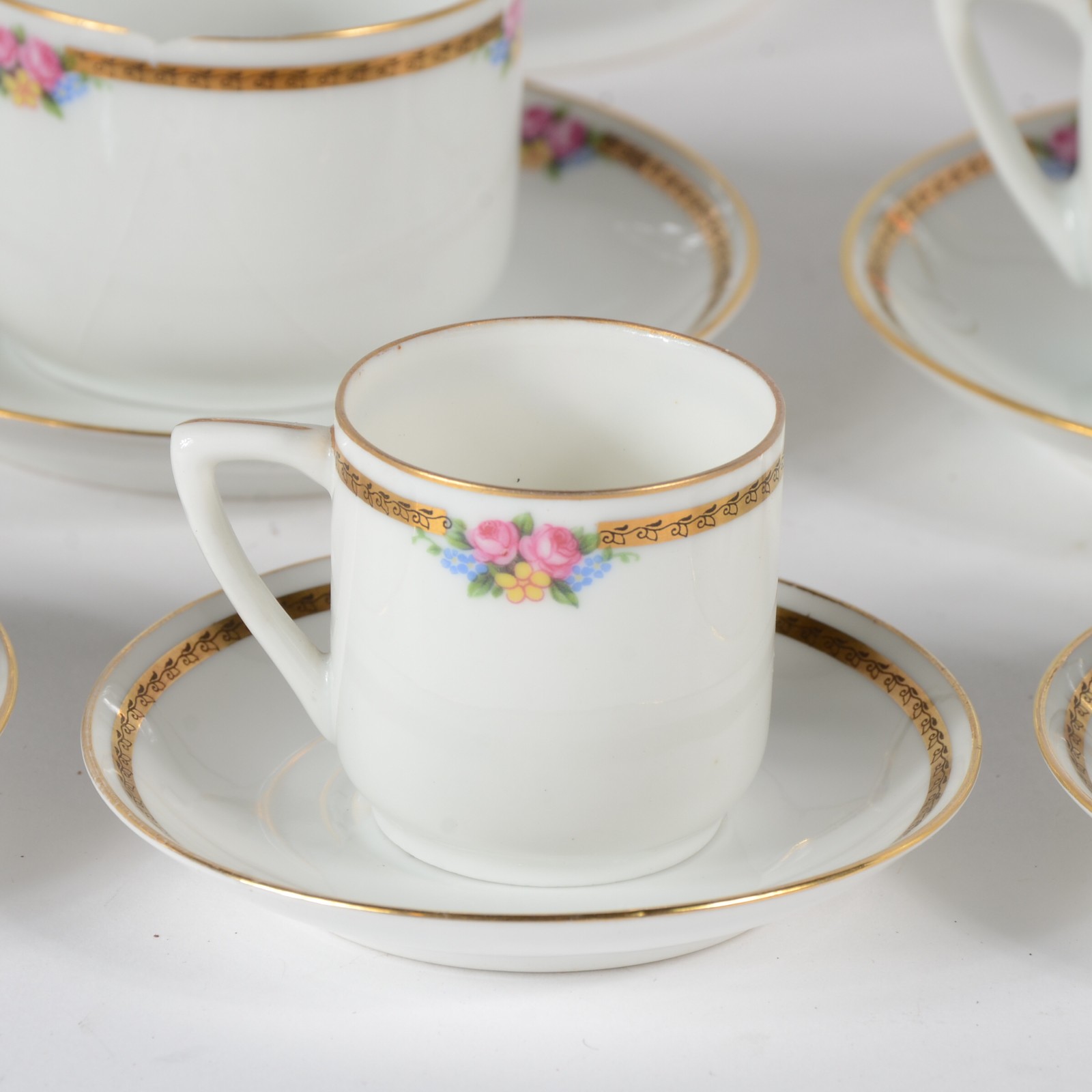Serviço para chá e café de porcelana alemã, branca com frisos... - foto 4 de 8