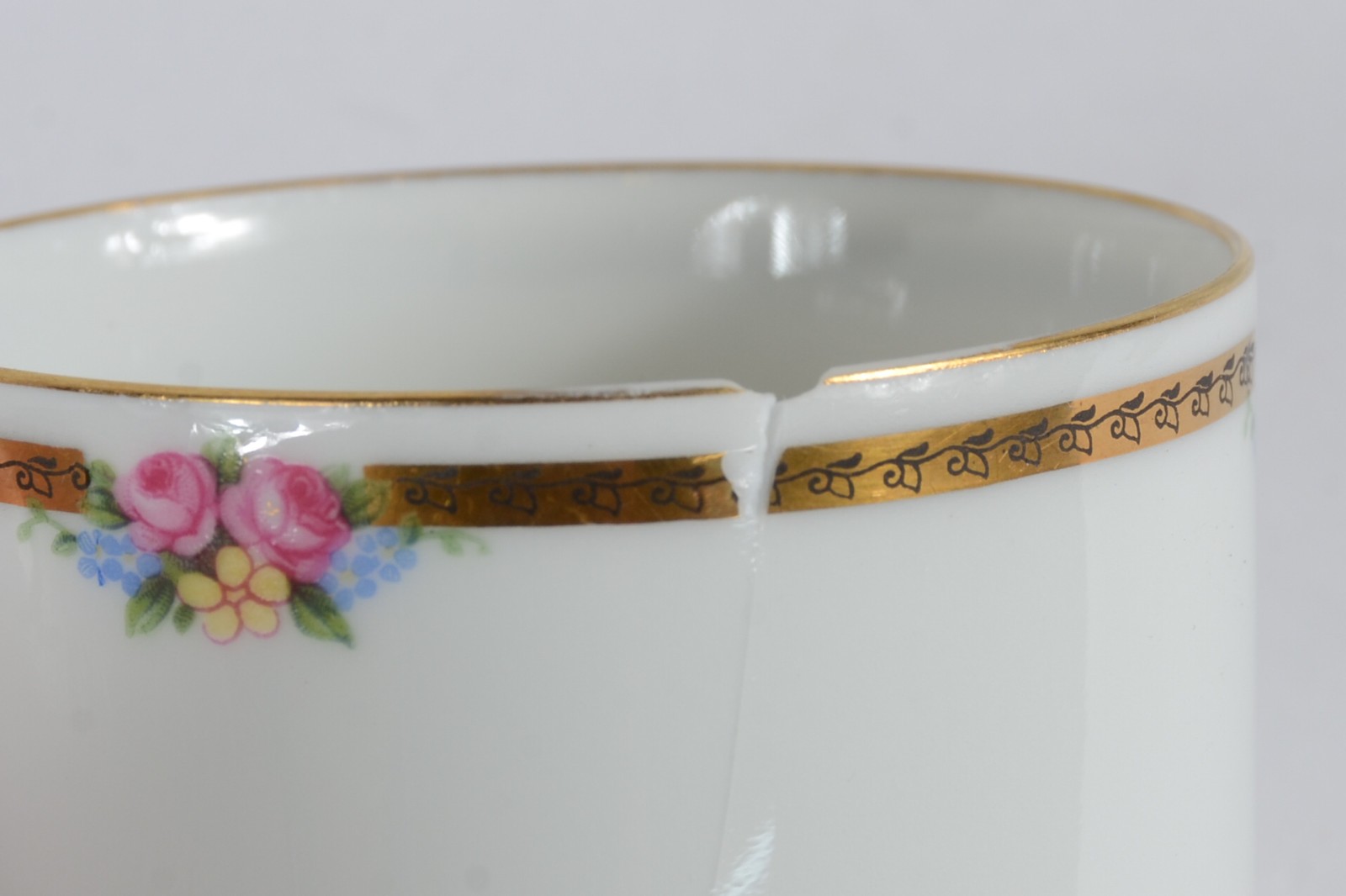 Serviço para chá e café de porcelana alemã, branca com frisos... - foto 6 de 8