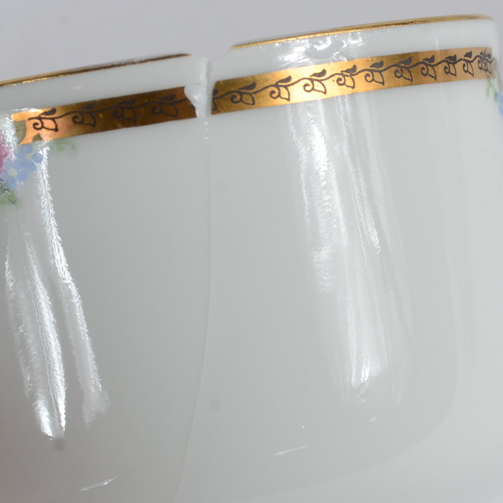 Serviço para chá e café de porcelana alemã, branca com frisos... - foto 7 de 8