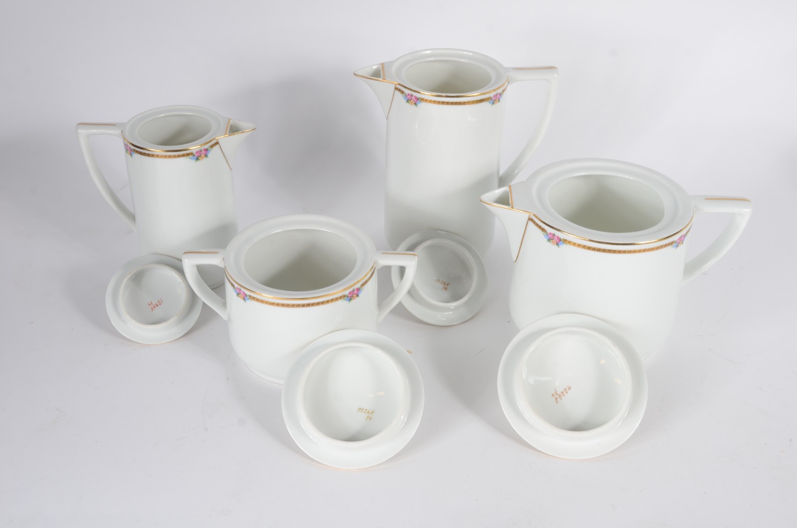 Serviço para chá e café de porcelana alemã, branca com frisos... - foto 3 de 8