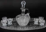 Conjunto de cristal tcheco lapidado, composto d... - Conjunto de cristal tcheco lapidado, composto de bandeja , licoreira com alça  e 6 cálices . Total 8 peças.