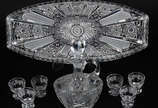 Conjunto de cristal tcheco lapidado, composto d... - Conjunto de cristal tcheco lapidado, composto de bandeja , licoreira com alça  e 6 cálices . Total 8 peças.