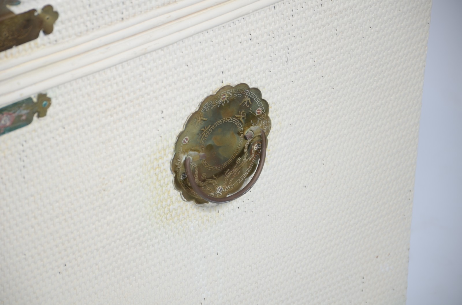 Par de baús de madeira revestidos de palhinha pintados de branco... - foto 7 de 10