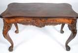 Belíssima mesa de apresentação de madeira nobre... - Belíssima mesa de apresentação de madeira nobre, saia recortada, pernas arqueadas, estilo Dom João V. ( pé rachado ).