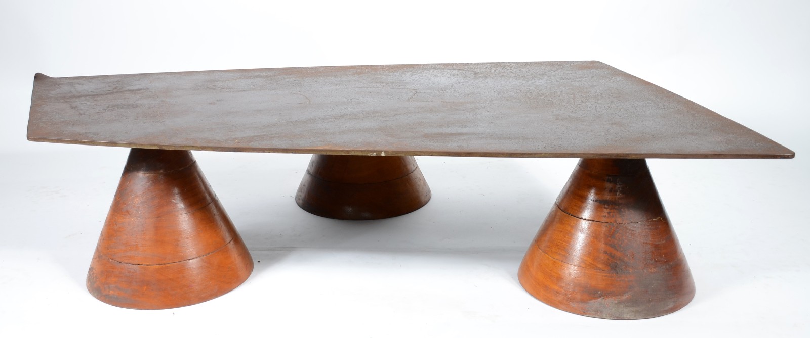 Mesa com base na forma de 3 cones de madeira nobre e tampo... - foto 1 de 5