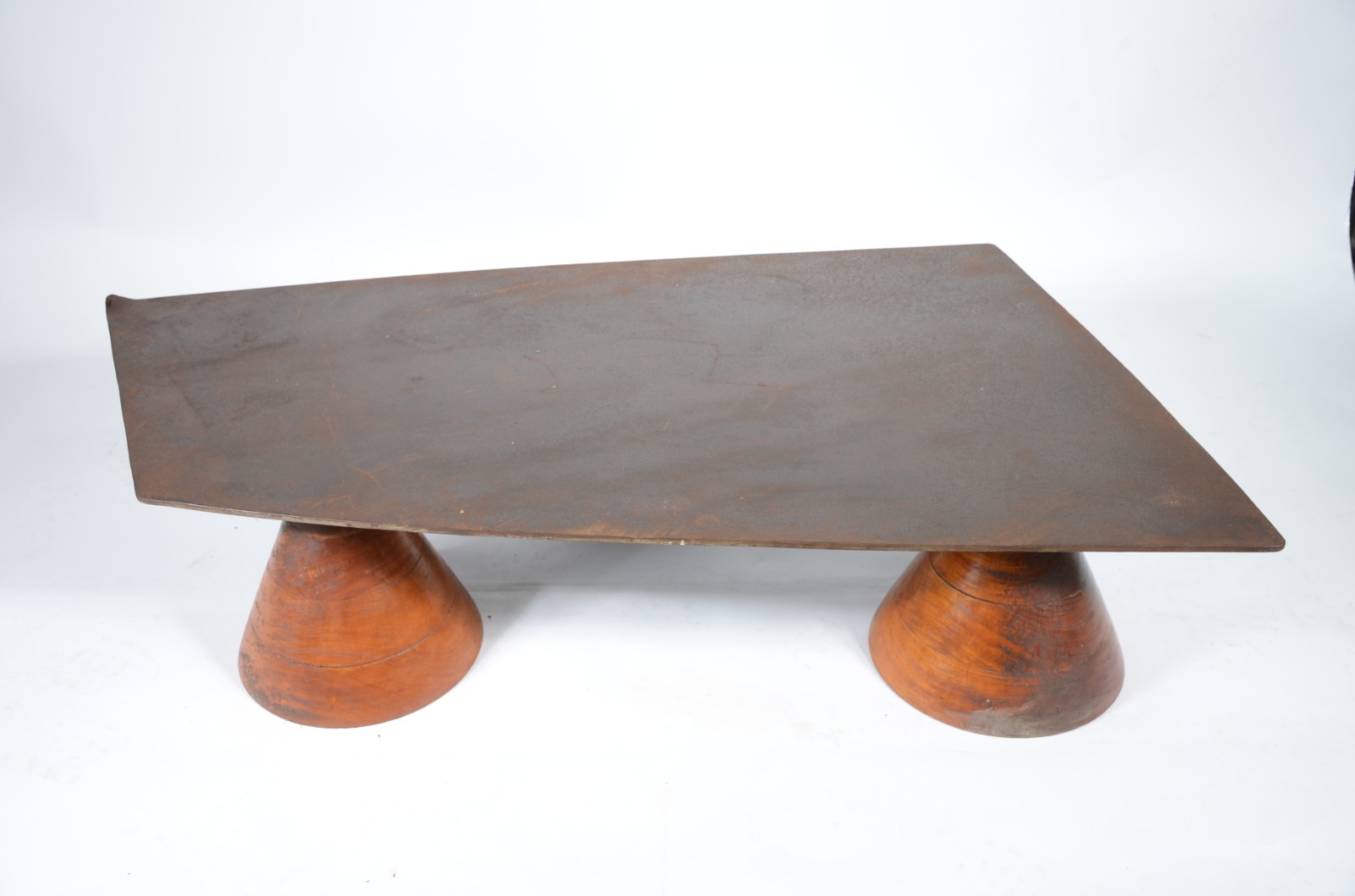 Mesa com base na forma de 3 cones de madeira nobre e tampo... - foto 4 de 5