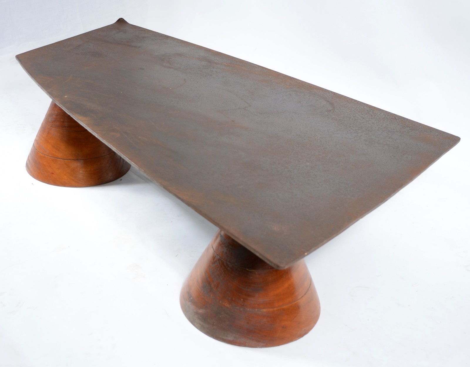 Mesa com base na forma de 3 cones de madeira nobre e tampo... - foto 2 de 5
