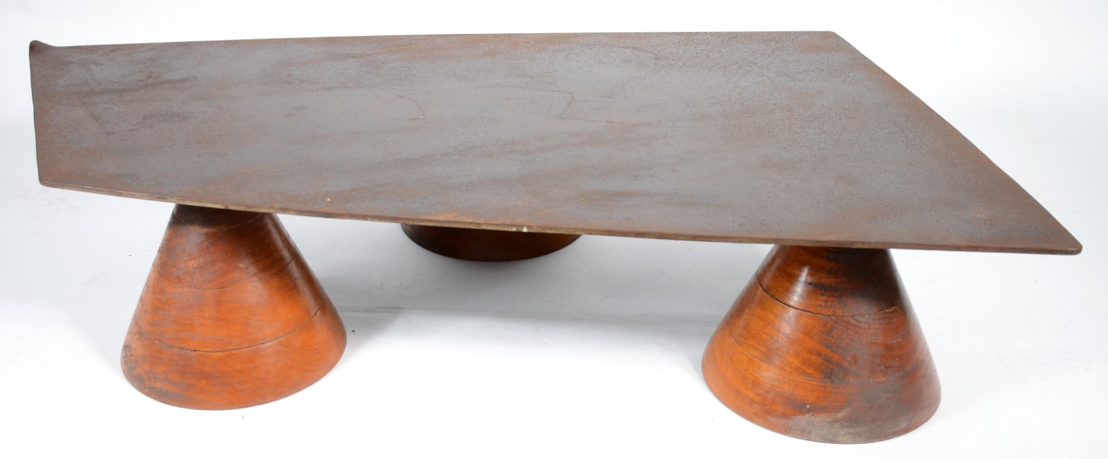Mesa com base na forma de 3 cones de madeira nobre e tampo... - foto 3 de 5