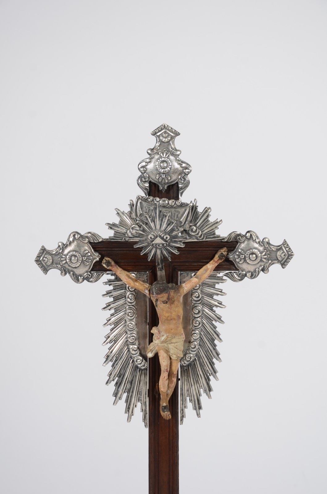 Crucifixo de madeira nobre com figura de Cristo ricamente entalhada e... - foto 3 de 8