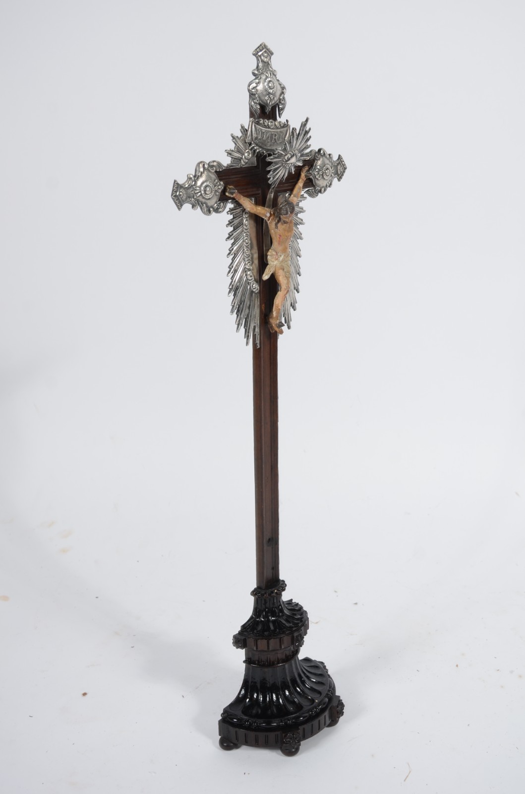 Crucifixo de madeira nobre com figura de Cristo ricamente entalhada e... - foto 4 de 8