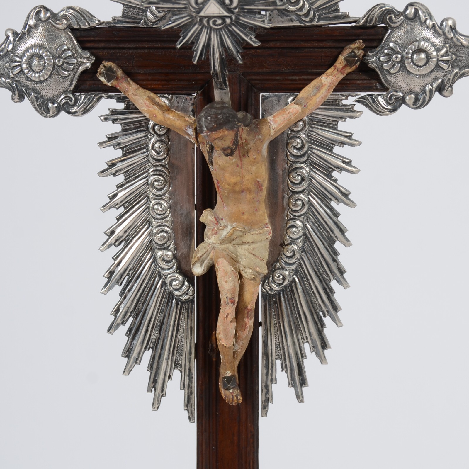 Crucifixo de madeira nobre com figura de Cristo ricamente entalhada e... - foto 5 de 8