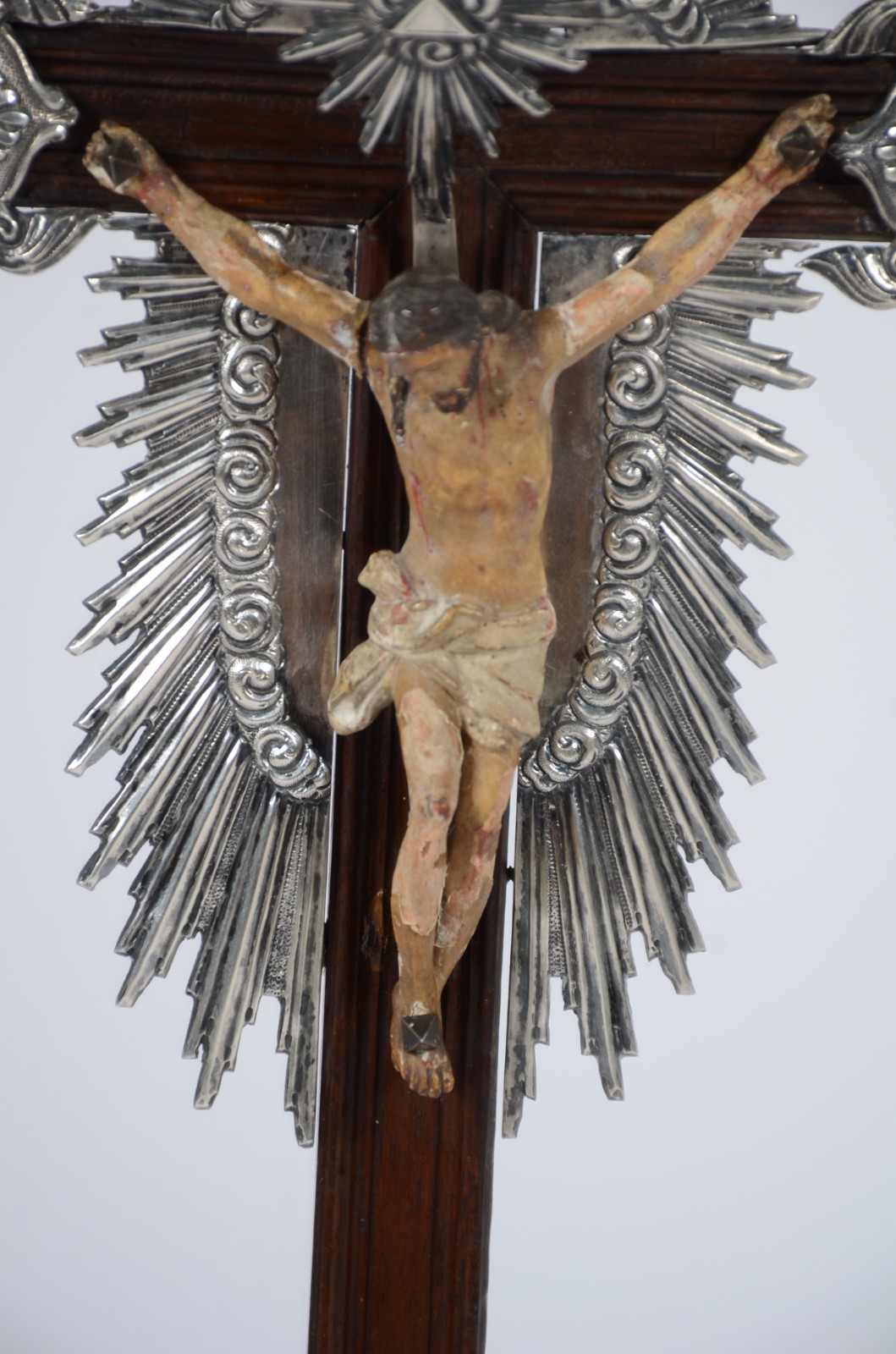 Crucifixo de madeira nobre com figura de Cristo ricamente entalhada e... - foto 7 de 8