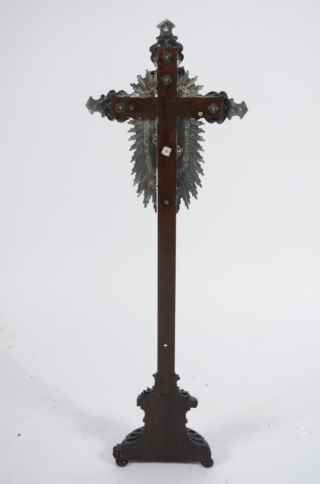 Crucifixo de madeira nobre com figura de Cristo ricamente entalhada e... - foto 8 de 8