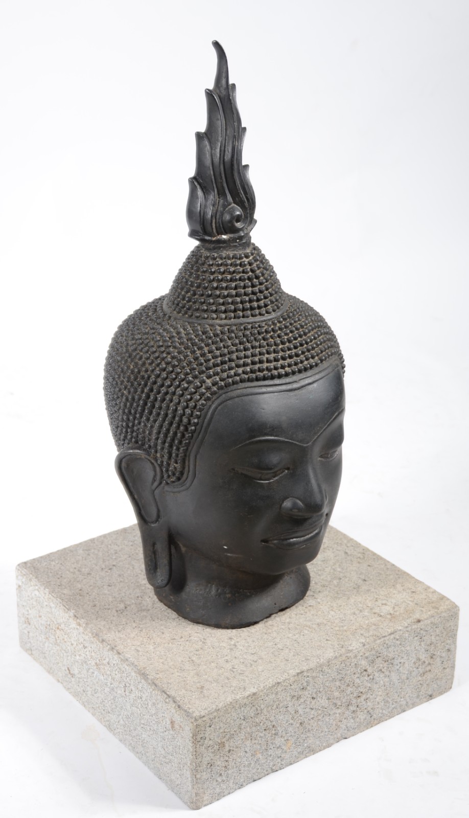 Escultura oriental de metal representando Cabeça de Budha, base de... - foto 1 de 5