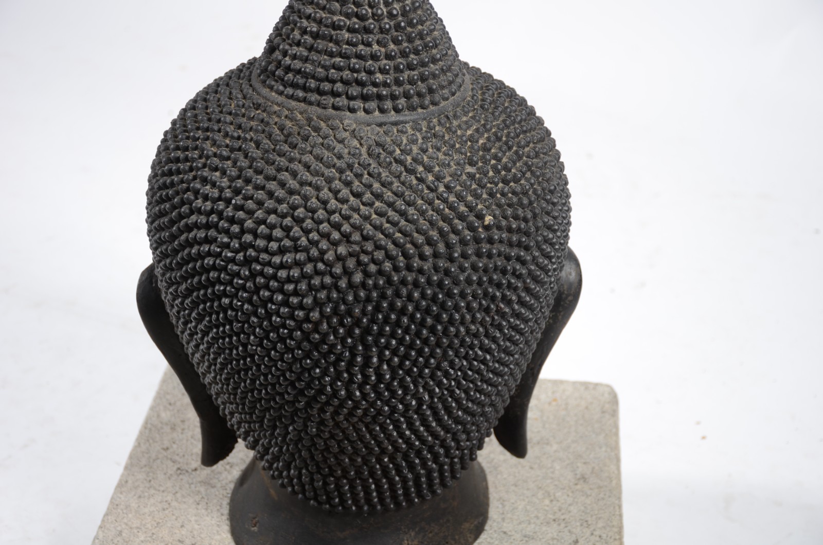 Escultura oriental de metal representando Cabeça de Budha, base de... - foto 5 de 5
