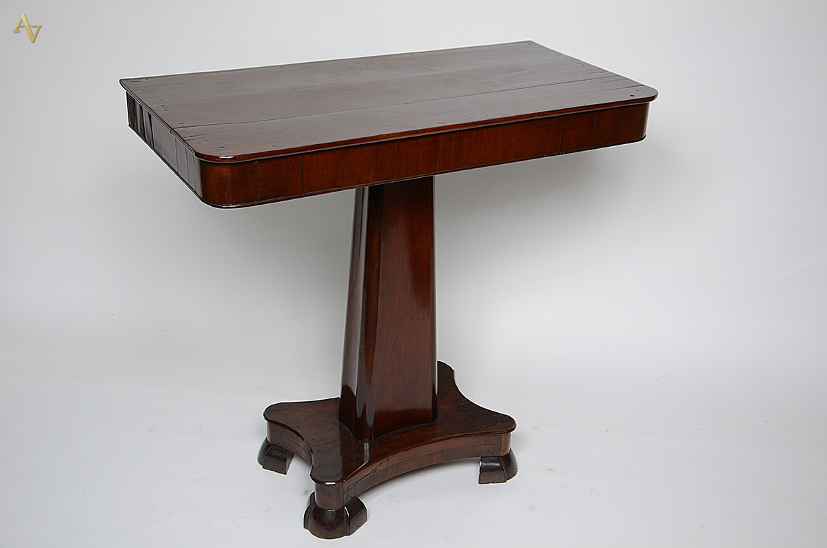 Console de madeira nobre, tampo retangular apoiado sobre coluna...