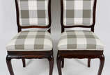Par de cadeiras em madeira nobre estilo Chipend... - Par de cadeiras em madeira nobre estilo Chipendale , estofamento forrado com tecido xadrez.