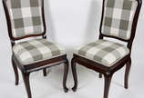 Par de cadeiras em madeira nobre estilo Chipend... - Par de cadeiras em madeira nobre estilo Chipendale , estofamento forrado com tecido xadrez.