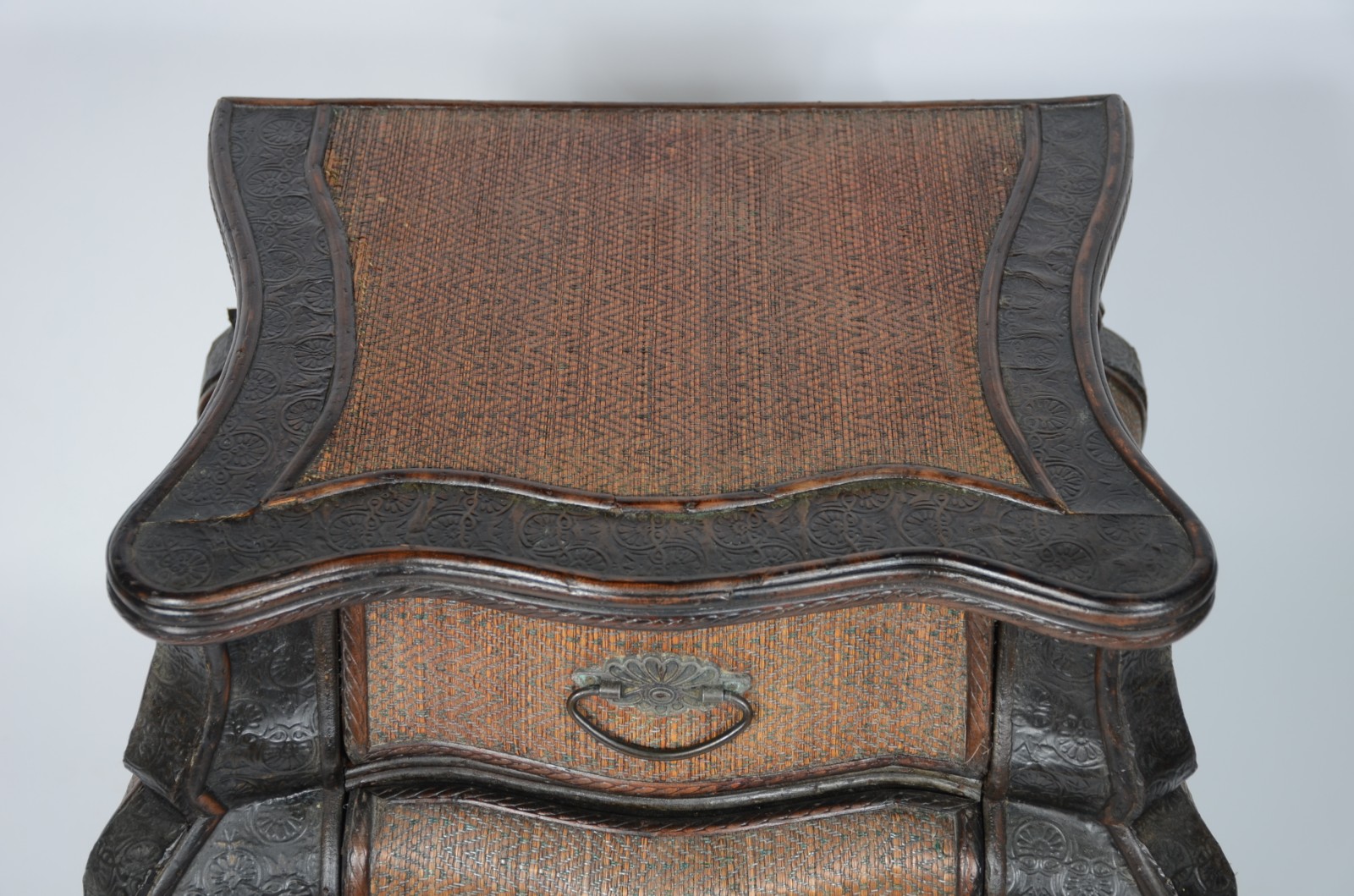 Pequena cômoda de madeira com detalhes em rattan, puxadores de metal. - foto 4 de 9