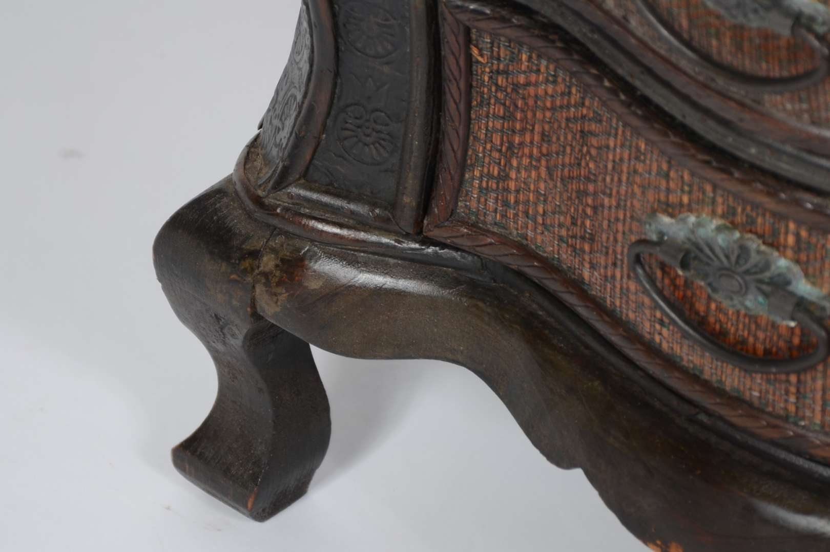 Pequena cômoda de madeira com detalhes em ratta... - Galeria Alphaville