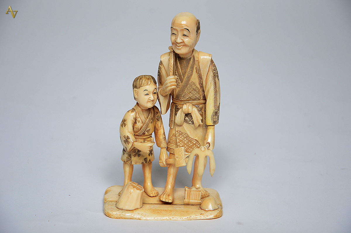 Escultura de marfim representando camponês com criança, assinada... - foto 1 de 2