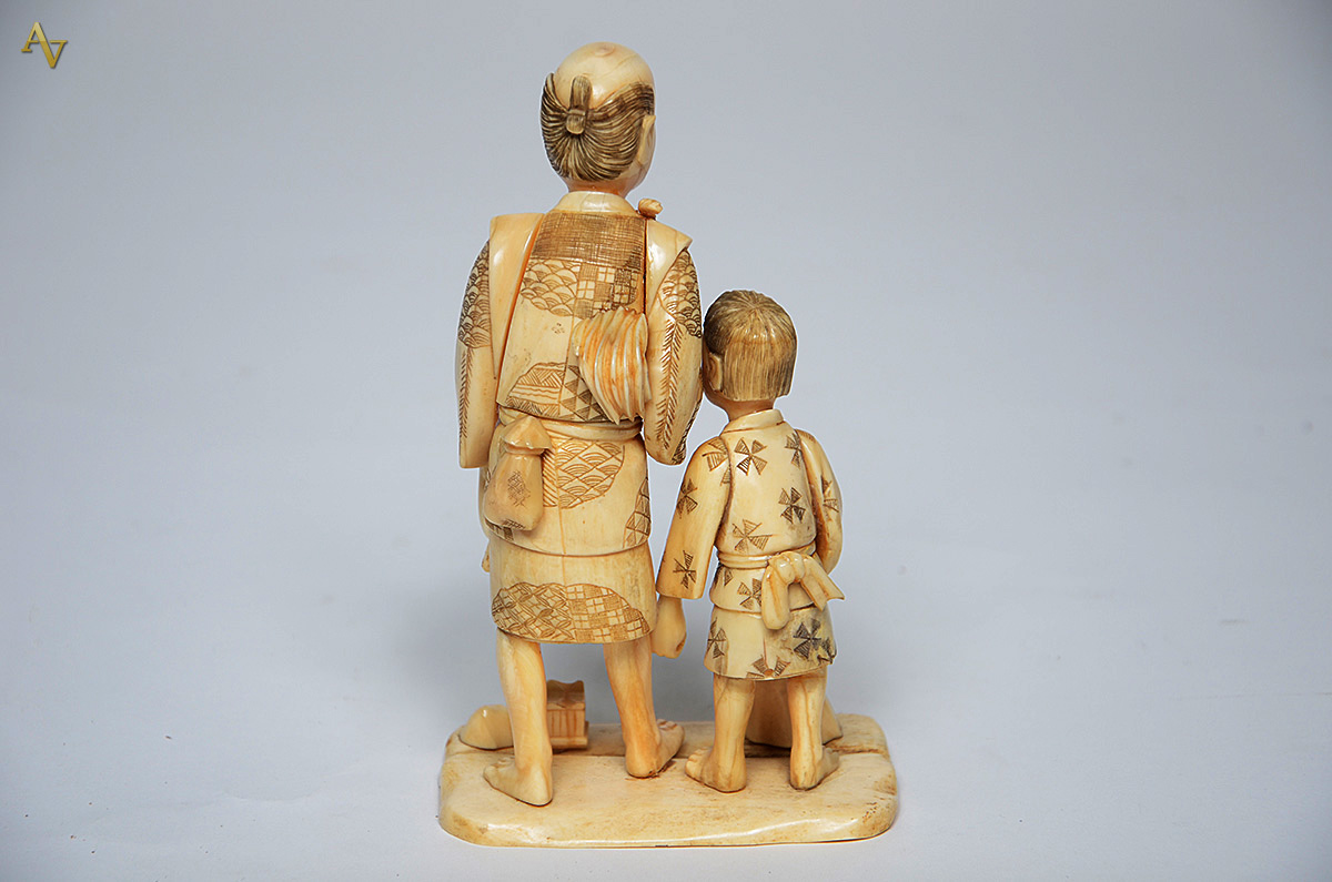 Escultura de marfim representando camponês com criança, assinada... - foto 2 de 2