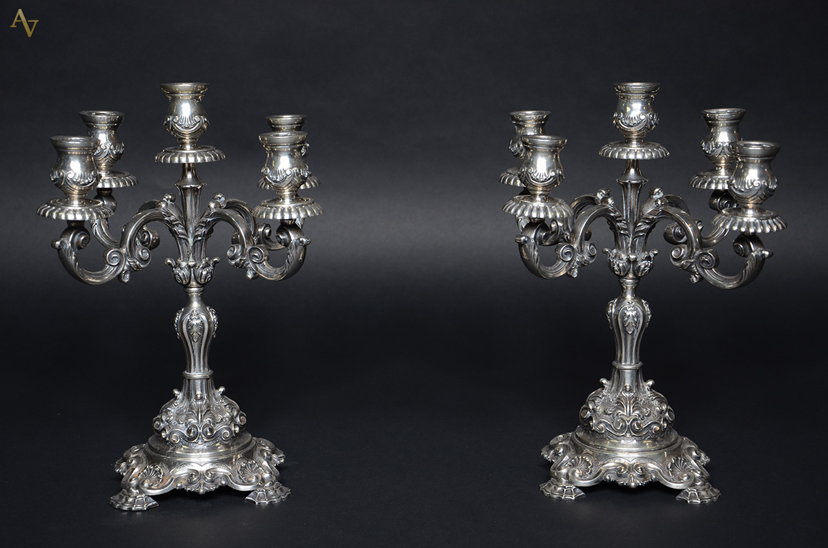 Par de candelabros para cinco velas cada, em prata Portuguesa...