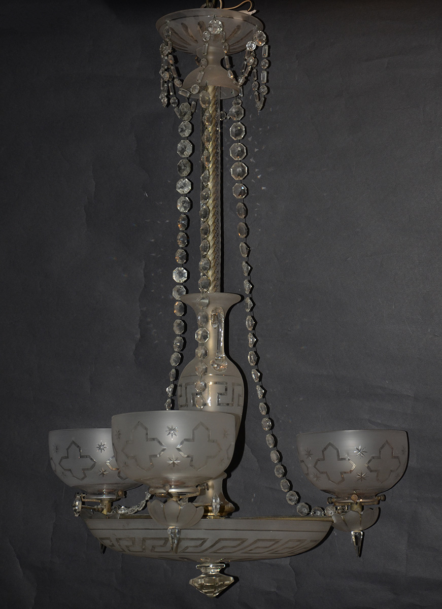 Lustre de cristal fosco lapidado, com tres braços, correntes com...