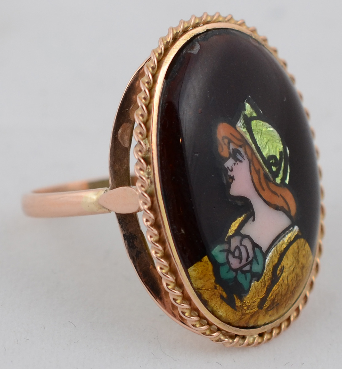 Anel em ouro 18 k, com elegante camafeu de porcelana, representando... - foto 1 de 2