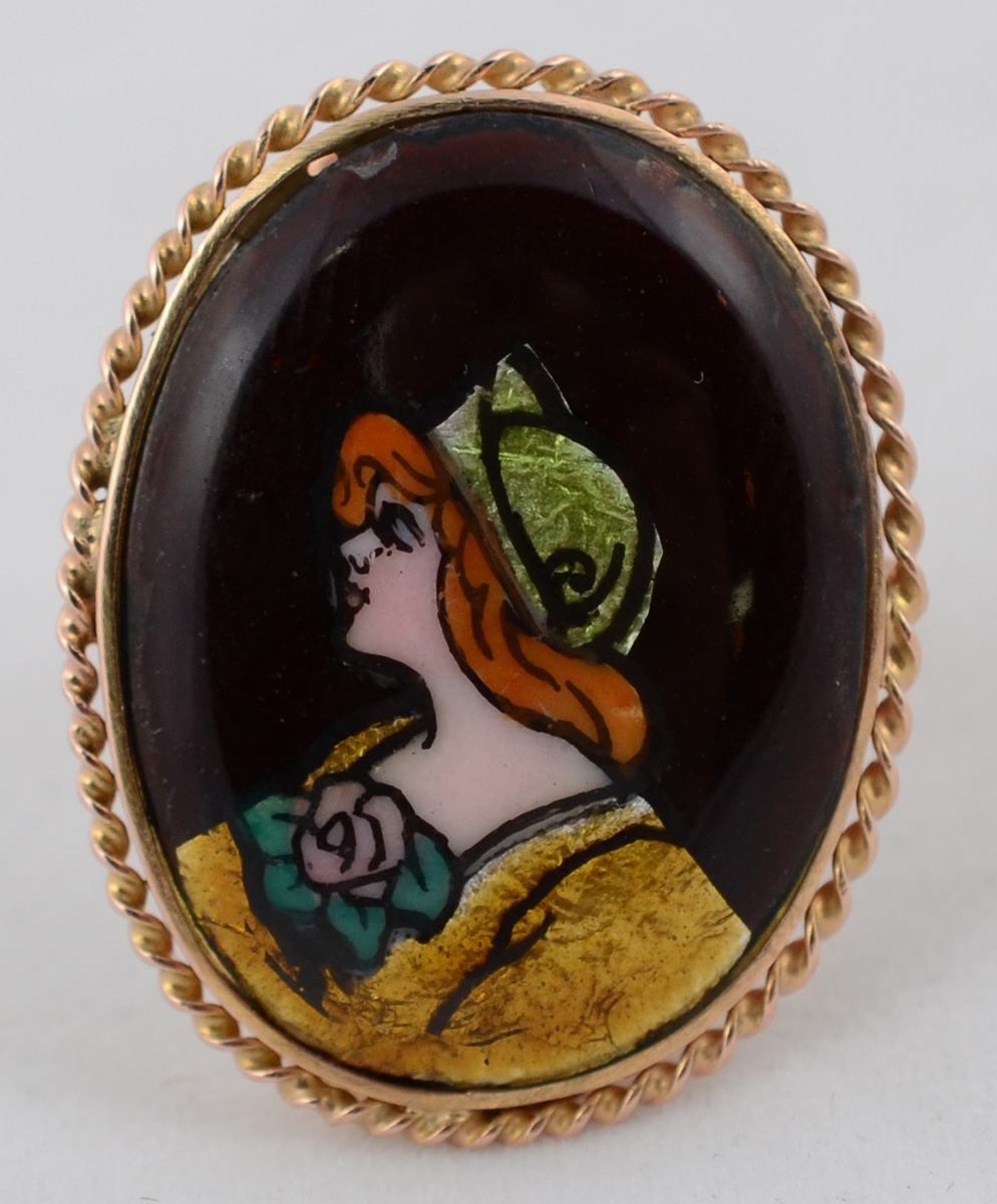 Anel em ouro 18 k, com elegante camafeu de porcelana, representando... - foto 2 de 2