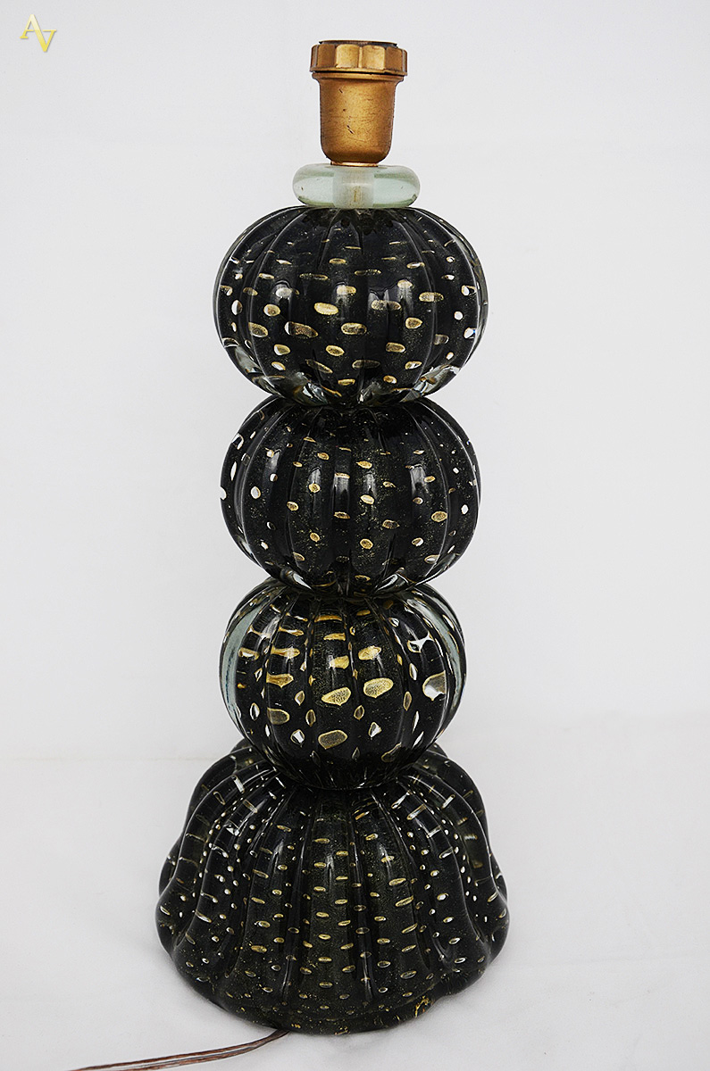 Pé de abajour de murano na cor negra com pó de ouro. Altura 45 cm.