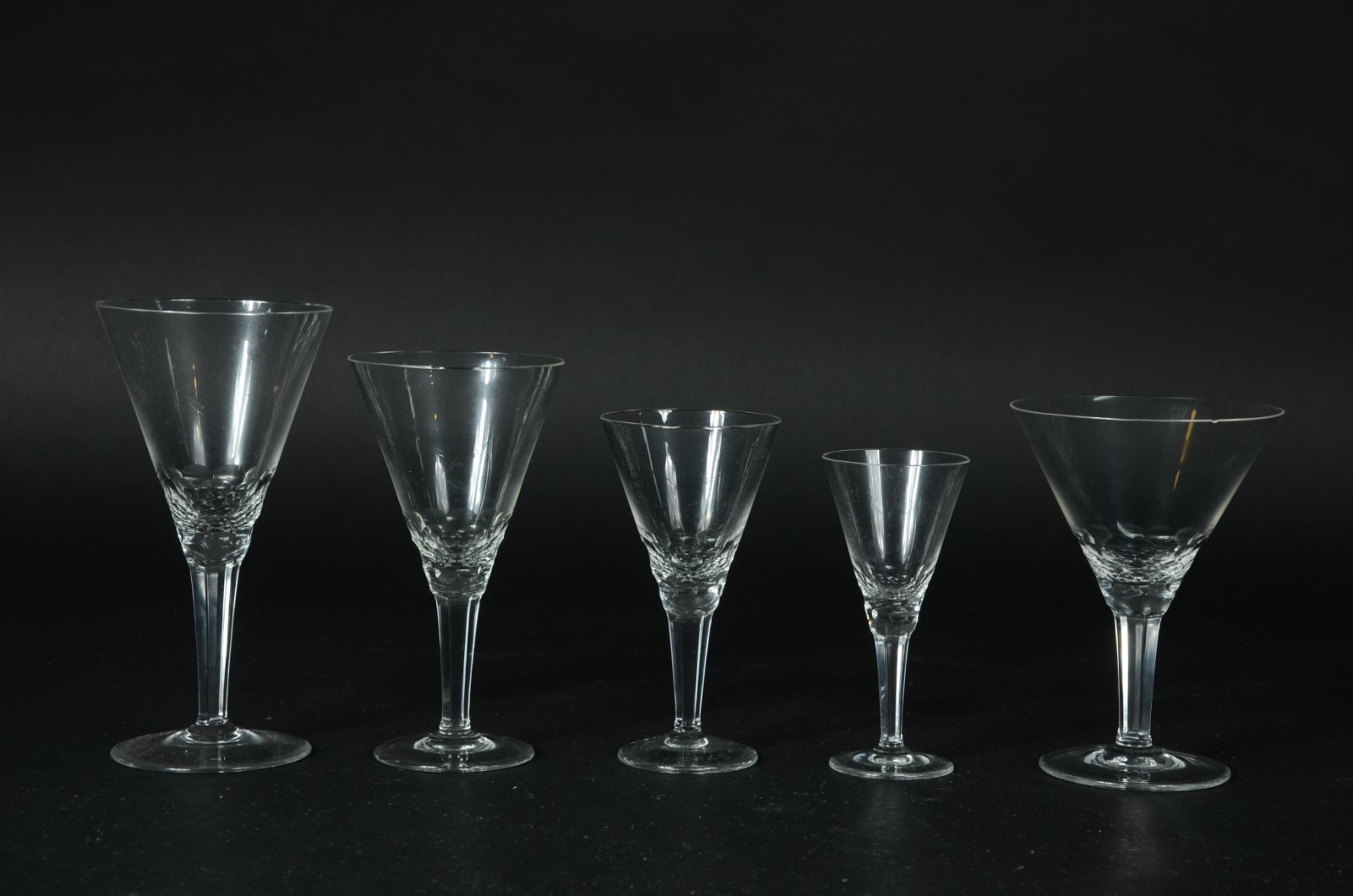 Serviço de cristal com detalhes facetados, composto de: 7 taças para... - foto 2 de 6