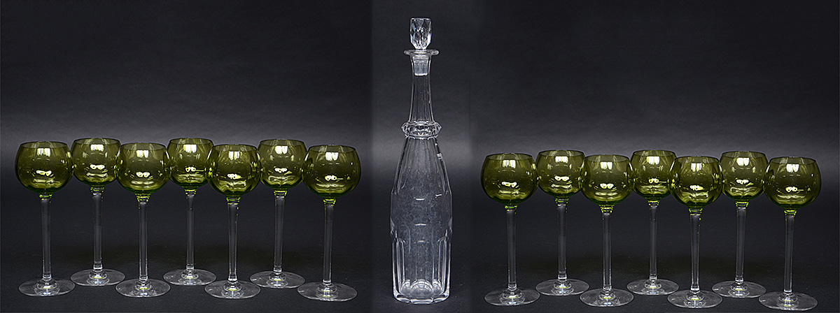Quinze peças de cristal, sendo Quatorze cálices de pé alto na cor...