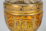 Bomboniere de cristal tcheco doublé âmbar com c... - Bomboniere de cristal tcheco doublé âmbar com cenas greco romanas realçadas em dourado.