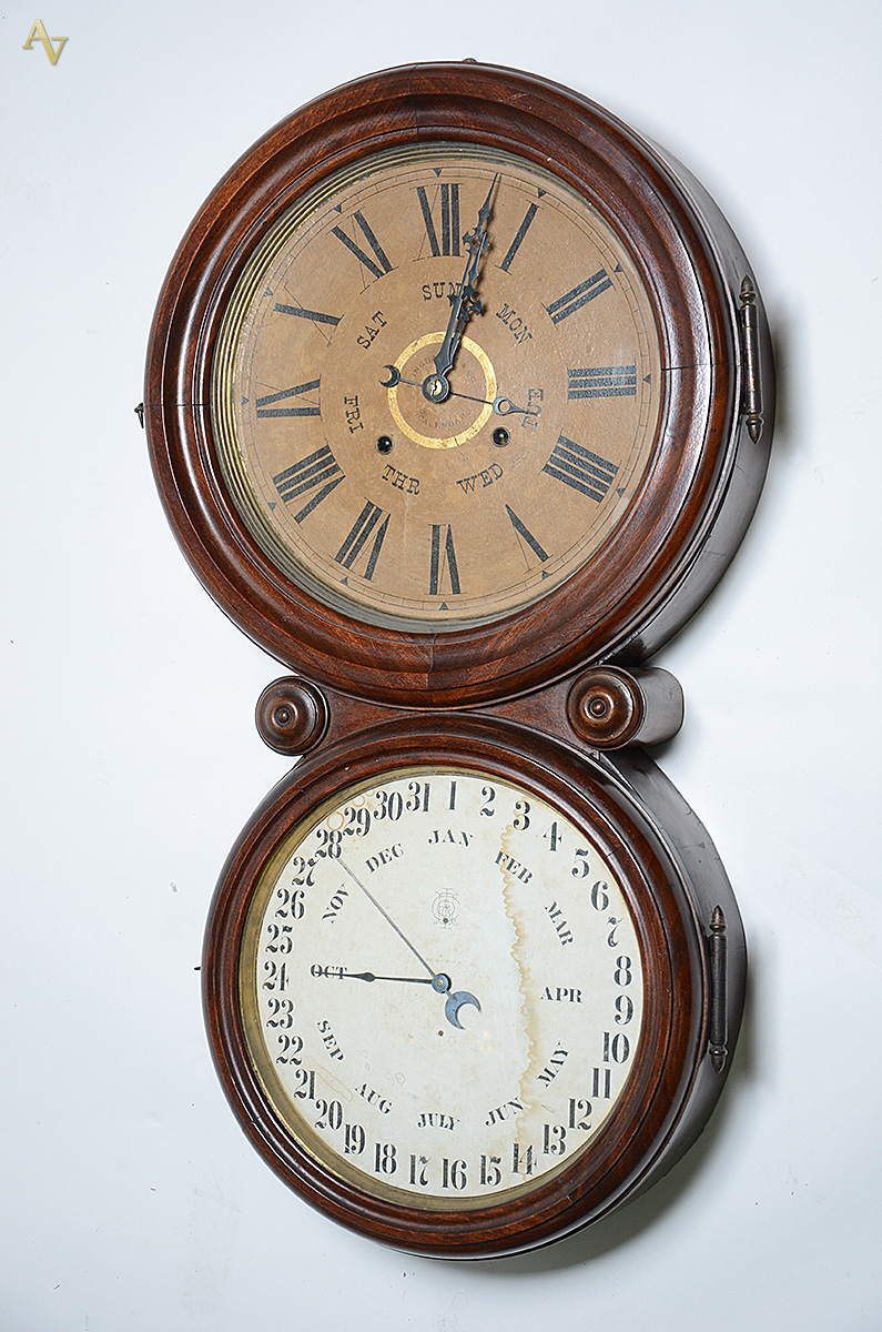Relógio de parede com caixa de madeira feitio oito. Altura 73 cm...