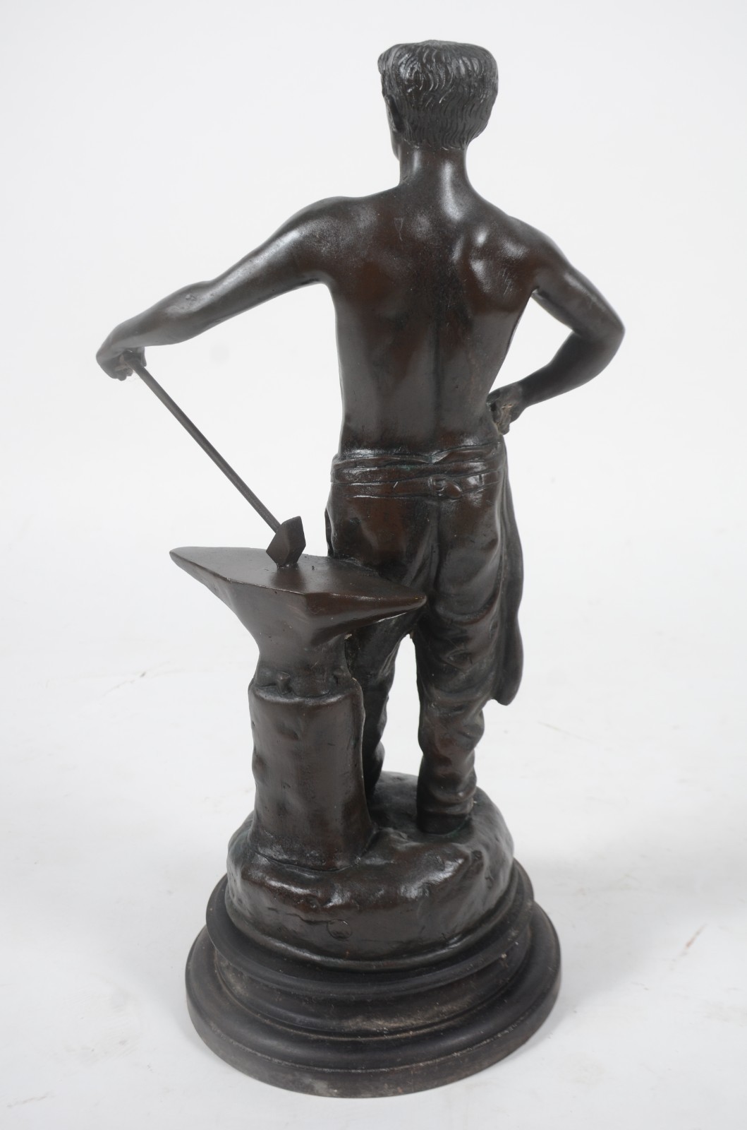 Escultura de bronze patinado representando ferreiro. Assinado na base. - foto 2 de 4