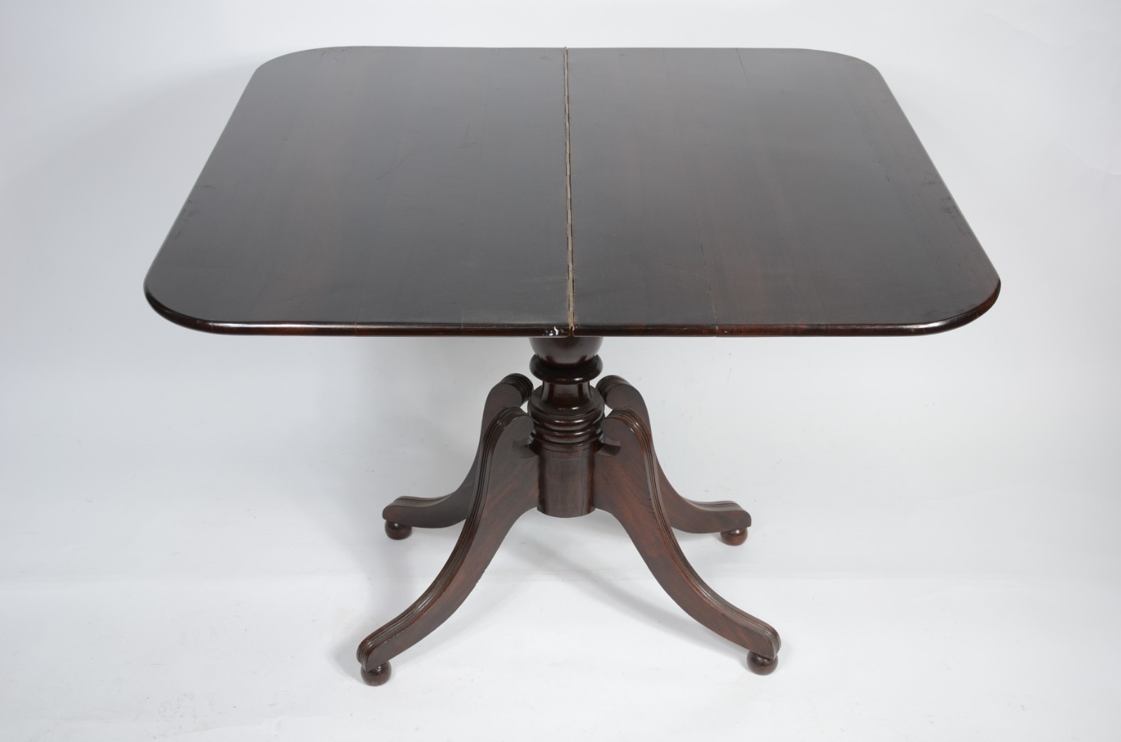 Aparador em madeira nobre, tampo dobrável apoiado em coluna central... - foto 2 de 6