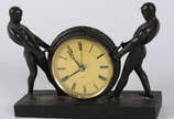 Relógio de mesa de resina decorado com figuras ... - Relógio de mesa de resina decorado com figuras masculinas, a pilha.