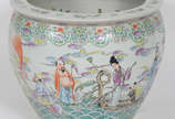 Grande cachepot /aquário de porcelana chinesa d... - Grande cachepot /aquário de porcelana chinesa decorada com figuras típicas em policromia, parte interna com carpas.