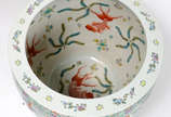 Grande cachepot /aquário de porcelana chinesa d... - Grande cachepot /aquário de porcelana chinesa decorada com figuras típicas em policromia, parte interna com carpas.