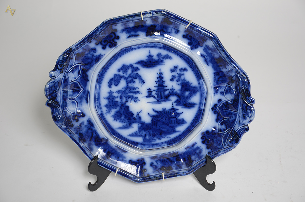 Travessa de porcelana azul borrão. Medidas 36 x 30 cm.