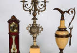 Tres peças diversas, sendo: Candelabro e ânfora... - Tres peças diversas, sendo: Candelabro e ânfora de resina bege ( 39 cm de altura) e relógio de mesa de material sintético, corda presa ( 33 cm d...